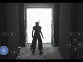 Jogo de PC em execução através do DroidDeck no Android, mostrando um personagem em uma paisagem nevada com botões de controle virtual.