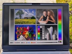 Ao ar livre, sob a sombra. Os laptops Alienware não foram realmente projetados para uma visibilidade ideal em ambientes externos