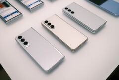 Um dos designs alternativos do Galaxy Z Fold5 da Samsung. (Fonte da imagem: Inverse)