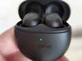 1M MAIS ComfoBuds Mini TWS em preto (Fonte: Própria)