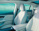 O sedan EQE oferece um interior luxuoso (imagem: Mercedes)
