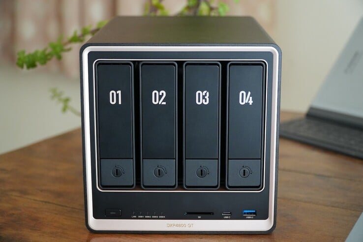 O Ugreen NASync DXP4800 GT oferece duas portas 10 GbE