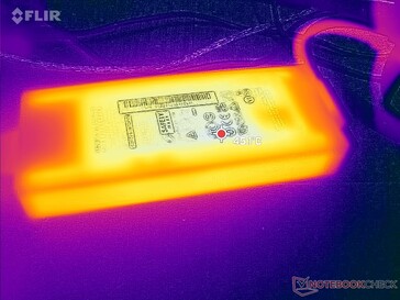 O adaptador AC atinge um pouco mais de 45 C quando a carga é exigente