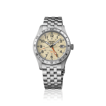 Vista frontal do Seiko 5 Sports Field GMT HDB002, com mostrador na cor creme