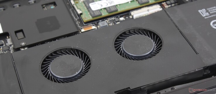 O Blade Pro 17 é o único portátil para jogos GeForce RTX com dois ventiladores por baixo do clickpad para ajudar na refrigeração