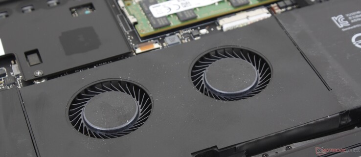 O Blade Pro 17 é o único portátil para jogos GeForce RTX com dois ventiladores por baixo do clickpad para ajudar na refrigeração O Blade Pro 17 é o único portátil para jogos GeForce RTX com dois ventiladores por baixo do clickpad para ajudar na refrigeração