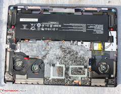 A RAM e a tomada SSD estão localizadas embaixo da placa principal