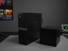 O Minisforum 895D7 é mais fino, mas mais alto que o Steam Deck. Na foto: os dois sistemas lado a lado.