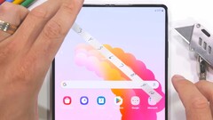 O UTG no Samsung Galaxy Z Fold6 poderia ser imune a arranhões de unhas, ao contrário do Galaxy Z Fold5. (Imagem: JerryRigEverything)
