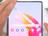 O UTG no Samsung Galaxy Z Fold6 poderia ser imune a arranhões de unhas, ao contrário do Galaxy Z Fold5. (Imagem: JerryRigEverything)
