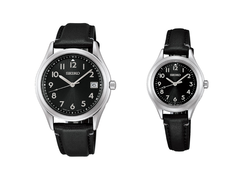 Na foto, o Seiko SBTM363 e o SSDY053 em um fundo branco.