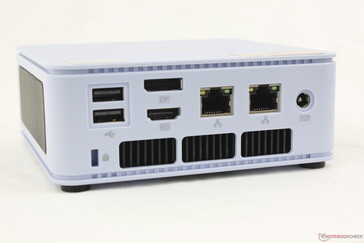 Traseira: 2x USB-A 2.0, DisplayPort (4K60), HDMI 2.0 (4K60), 2x RJ-45 (2,5 Gbps), adaptador CA, trava Kensington