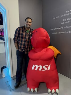 Com o mascote da MSI, o dragão Lucky.