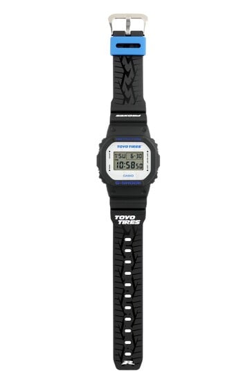 Vista frontal do relógio Casio G-Shock DW5600TT25-1 x Toyo Tires de edição limitada.