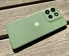 O Motorola Moto G55 na variante de cor verde Pantone Dill. (Fonte da imagem: Notebookcheck)