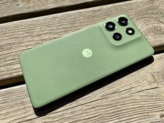 O Motorola Moto G55 na variante de cor verde Pantone Dill. (Fonte da imagem: Notebookcheck)