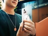O flash de xenônio Godox A2 se fixa magneticamente a smartphones Qi2 e MagSafe.