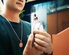 O flash de xenônio Godox A2 se fixa magneticamente a smartphones Qi2 e MagSafe.