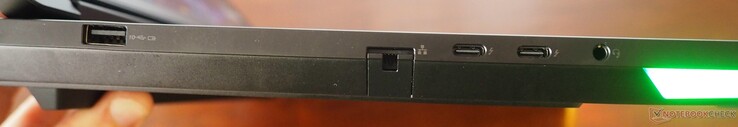 Esquerda: USB-A 3.2 Gen2, 2,5 GbE RJ-45, 2x Thunderbolt 5 (incl. PD e DP 2.1), saída de áudio de 3,5 mm