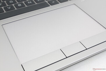 As teclas dedicadas do touchpad são silenciosas, com deslocamento profundo, feedback satisfatório e ruído mínimo