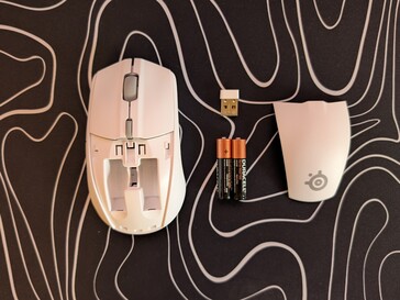 A tampa se abre para revelar os slots da bateria e o slot para o dongle de 2,4 GHz.
