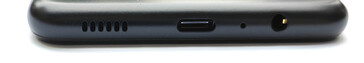 Fundo: Alto-falante, porta USB tipo C, microfone, conector de áudio de 3,5 mm
