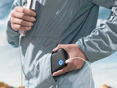 Apenas as opções específicas de cor preta e azul do banco de energia vendido pela Amazon foram recolhidas. Na foto: uma imagem promocional do carregador portátil. (Fonte da imagem: Iniu)