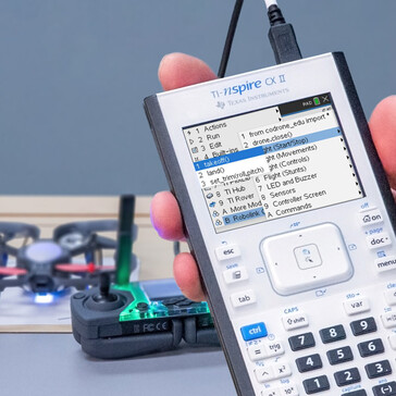Um sistema de menu permite que os alunos insiram rapidamente comandos de função do drone no código Python para programar seus drones Robolink CoDrone Edu. (Fonte da imagem: TI)