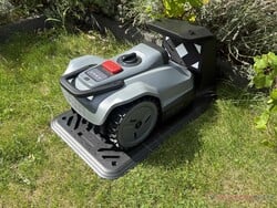 TerraMow Mini 500 em sua estação de recarga