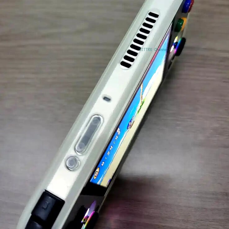 O Anbernic RG477M tem uma pequena solução de resfriamento ativo, indicada pela abertura na parte superior do dispositivo. (Fonte da imagem: via Nittrx)