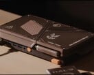 Um console de videogame compacto feito sob medida, equipado com um mini PC, aberturas de ventilação expostas, portas USB e botões de ligar na cor laranja sobre uma mesa.