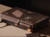 Um console de videogame compacto feito sob medida, equipado com um mini PC, aberturas de ventilação expostas, portas USB e botões de ligar na cor laranja sobre uma mesa.