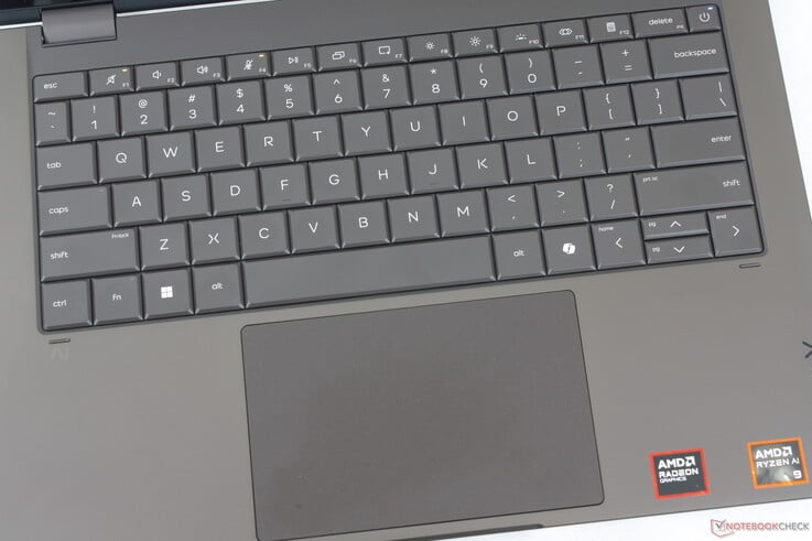 Design e layout do teclado idênticos aos do OmniBook Ultra 14, mas com um clickpad ligeiramente menor, de 12,5 x 8 cm
