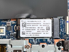 SSD M.2-2242 primária (ocupada por SSD de estoque)