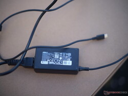 Fonte de alimentação USB-C compacta de 65 watts da Lite-On