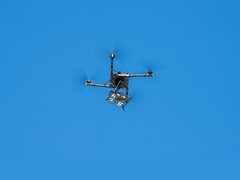 Um drone Alta X carregando uma carga útil de ambiente simulado de Sistemas de Aeronaves Não Tripuladas (Fonte da imagem: NASA/Brandon Torres Navarette; editado)