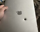 Um MacBook Air Apple M1 supostamente parou um fragmento de projétil (Fonte da imagem: lanevychs on X)