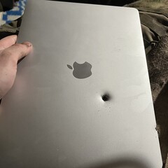 Um MacBook Air Apple M1 supostamente parou um fragmento de projétil (Fonte da imagem: lanevychs on X)