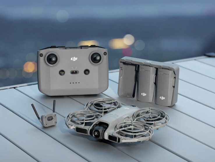 O DJI Neo 2 com seu módulo de transmissão de vídeo digital e outros acessórios. (Fonte da imagem: DJI)