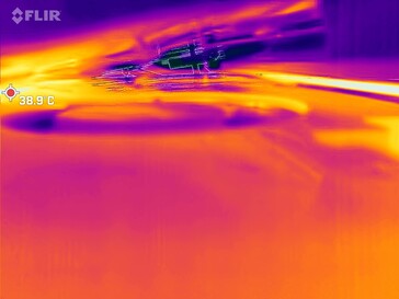 Imagem térmica do espaço entre a base e o teclado