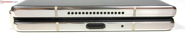 Parte inferior, dobrada: alto-falantes, USB-C 3.2 Gen.2, microfone