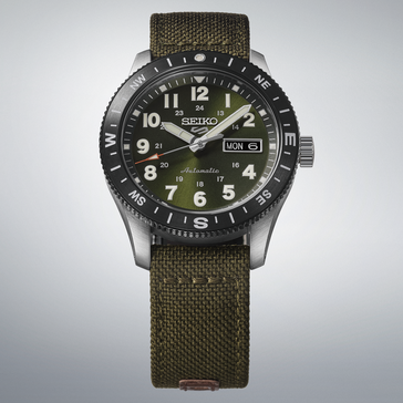 Relógio de campo Seiko 5 Sports HDB008 com mostrador verde, moldura de bússola preta e pulseira de náilon verde.
