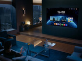 O Mate TV Pro executando o HarmonyOS e sendo controlado pelo controle remoto convencional da Huawei. (Fonte da imagem: Huawei)