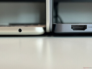 MacBook Air 15 (esquerda) vs. Galaxy Book4 Pro (direita)