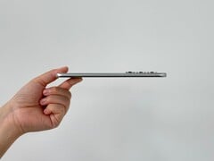 O Infinix Hot 60 Pro+ parece ter uma configuração de câmera tripla na parte traseira. (Fonte da imagem: UniverseIce on X)