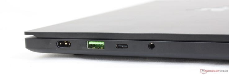 Esquerda: adaptador AC, USB-A 3.2 Gen. 2, USB-C 3.2 Gen. 2 c/ DisplayPort 1.4 e fornecimento de energia, áudio combinado de 3.5 mm