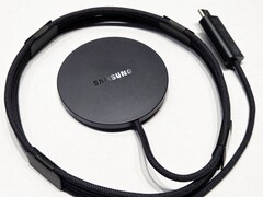 A Samsung aparentemente venderá um carregador Qi2 oficial que lembra o carregador MagSafe da Apple(Fonte da imagem: Sammobile)