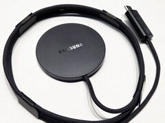 A Samsung aparentemente venderá um carregador Qi2 oficial que lembra o carregador MagSafe da Apple(Fonte da imagem: Sammobile)