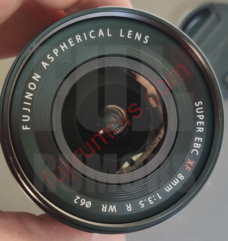 As letras na frente da lente Fujinon XF8mm f/3.5 R WR indicam que ela terá proteção contra intempéries, uma rosca de filtro de 62 mm e o revestimento Super EBC. (Fonte da imagem: Fuji Rumors)