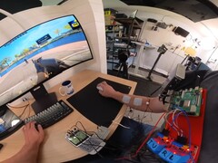 O senhorTuber Basically Homeless consegue tempos de reação de 100 ms com seu sistema neuromuscular de auxílio à mira. (Fonte da imagem: Basically Homeless via YouTube)